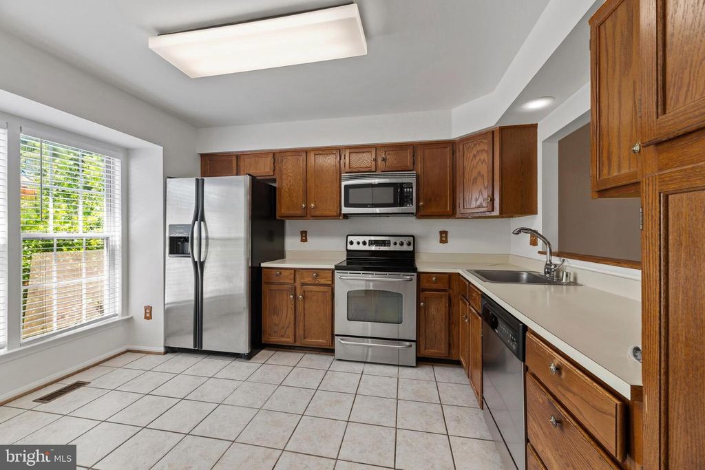 Image 4 of property listing at 700 LIONS GATE LN, Odenton, MD 21113