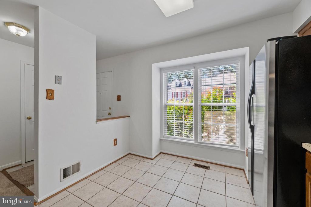 Image 5 of property listing at 700 LIONS GATE LN, Odenton, MD 21113