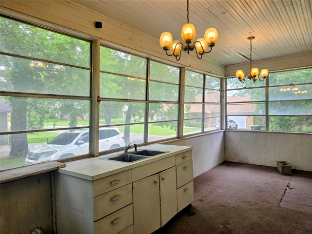 324 E Liberty Street, Pilot Point, TX 76258