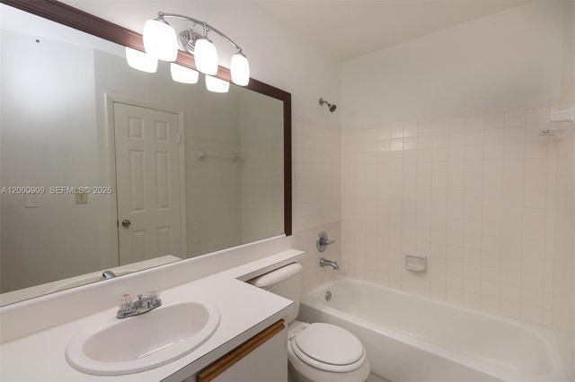 18304 NW 68th Ave L, Hialeah, FL 33015