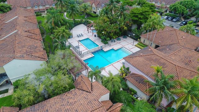 18304 NW 68th Ave L, Hialeah, FL 33015