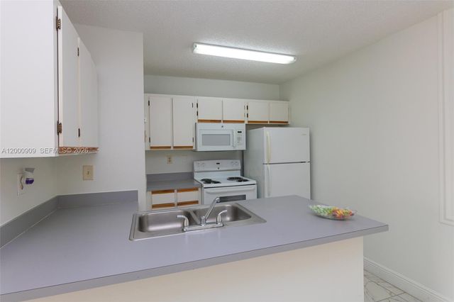 18304 NW 68th Ave L, Hialeah, FL 33015