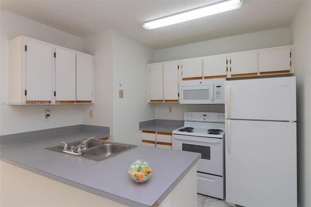 18304 NW 68th Ave L, Hialeah, FL 33015