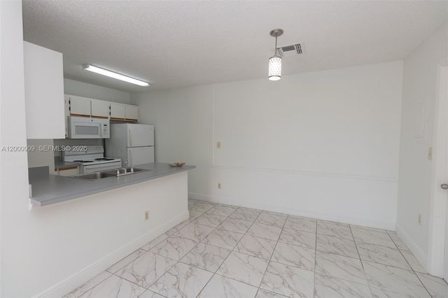 18304 NW 68th Ave L, Hialeah, FL 33015