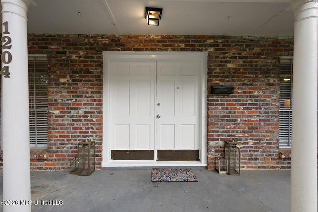 1204 Deerfield Lane, Jackson, MS 39211