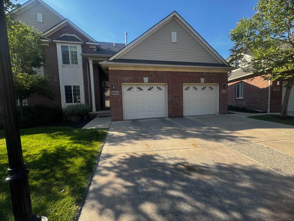 29459 Woodpark Circle 29, Warren, MI 48092