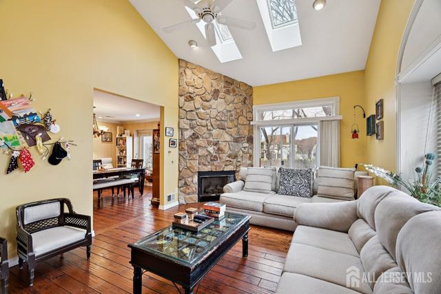 118 Coppertree Court, Edison, NJ 08820