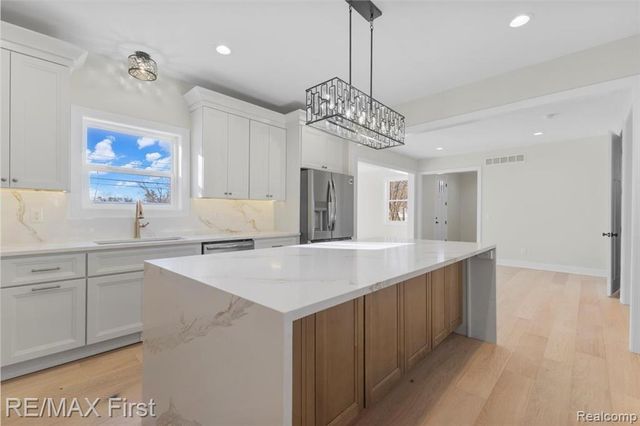 700 Devillen Avenue, Royal Oak, MI 48073