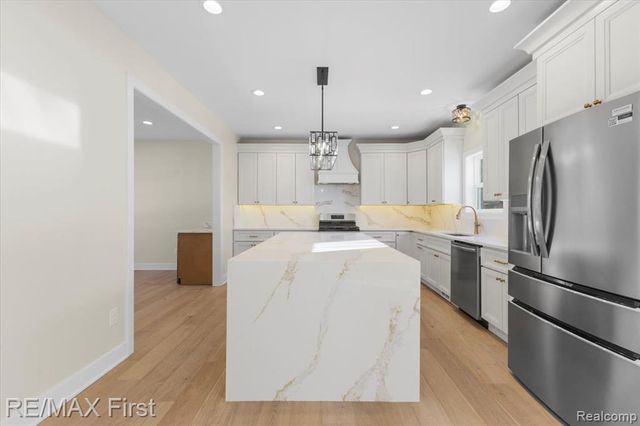 700 Devillen Avenue, Royal Oak, MI 48073