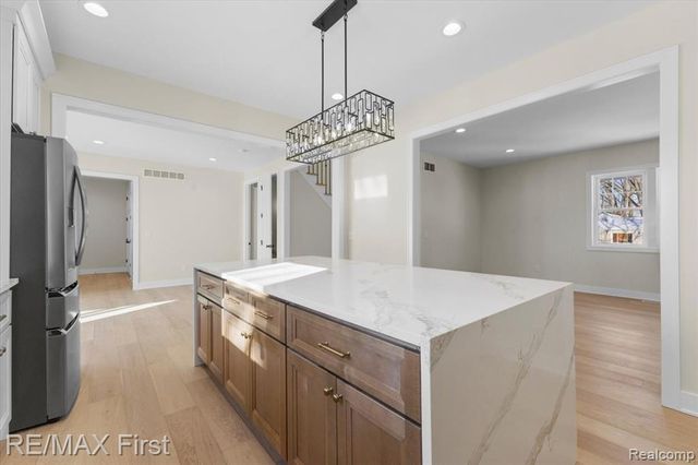 700 Devillen Avenue, Royal Oak, MI 48073