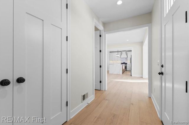 700 Devillen Avenue, Royal Oak, MI 48073