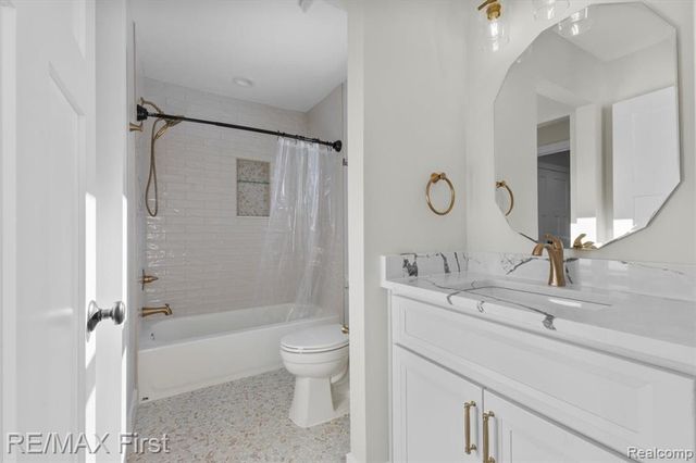 700 Devillen Avenue, Royal Oak, MI 48073