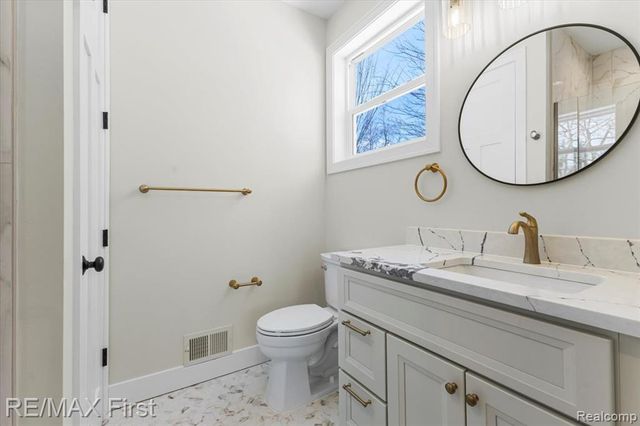 700 Devillen Avenue, Royal Oak, MI 48073