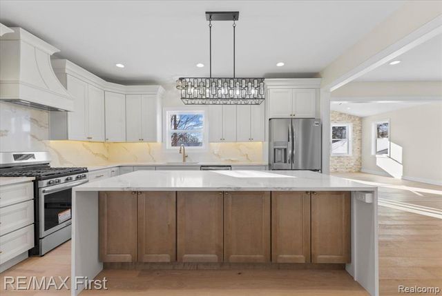 700 Devillen Avenue, Royal Oak, MI 48073