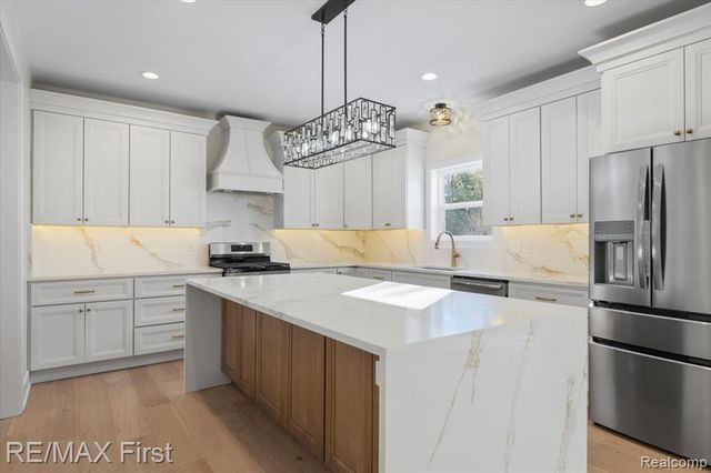 700 Devillen Avenue, Royal Oak, MI 48073