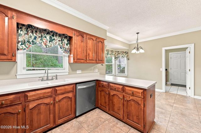335 W Hedgelawn Way, Southern Pines, NC 28387