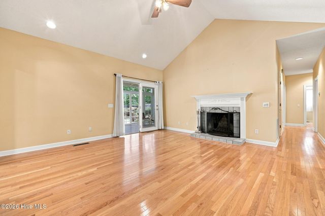 335 W Hedgelawn Way, Southern Pines, NC 28387