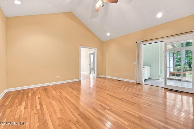 335 W Hedgelawn Way, Southern Pines, NC 28387