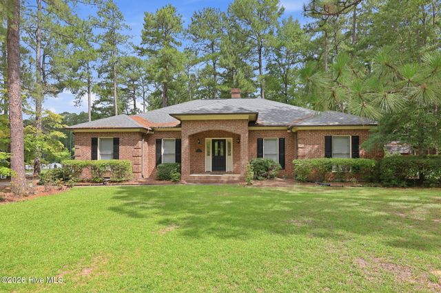 335 W Hedgelawn Way, Southern Pines, NC 28387