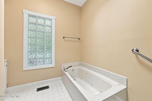 335 W Hedgelawn Way, Southern Pines, NC 28387