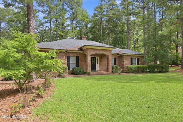 335 W Hedgelawn Way, Southern Pines, NC 28387