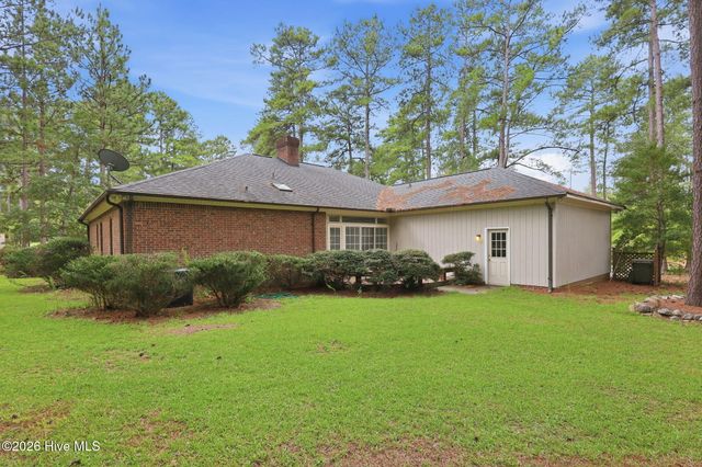 335 W Hedgelawn Way, Southern Pines, NC 28387