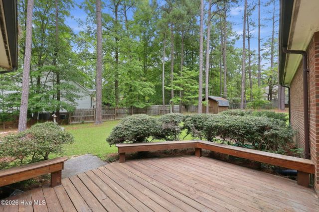 335 W Hedgelawn Way, Southern Pines, NC 28387