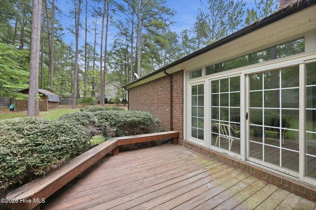 335 W Hedgelawn Way, Southern Pines, NC 28387