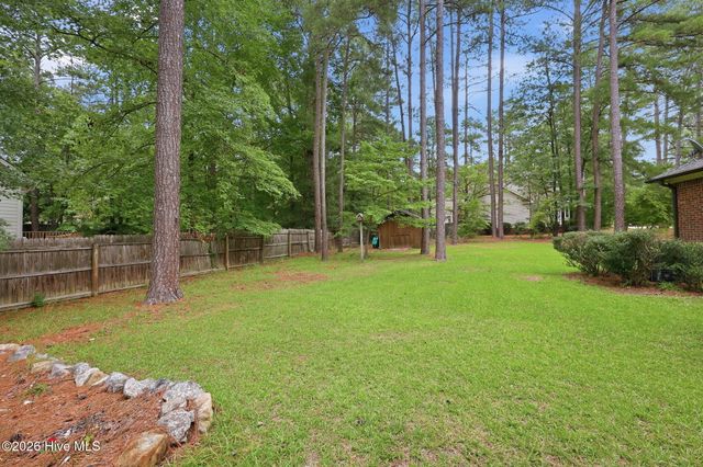 335 W Hedgelawn Way, Southern Pines, NC 28387