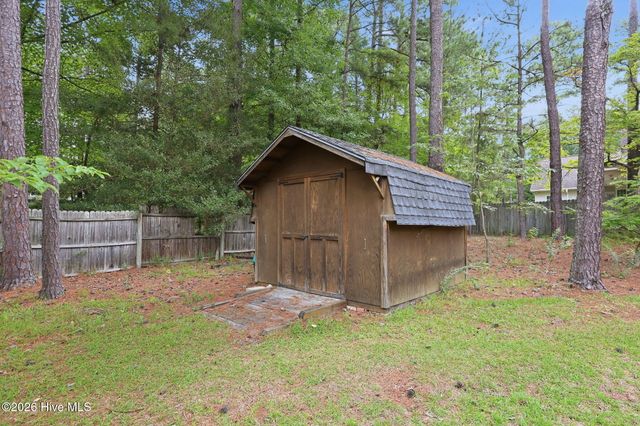 335 W Hedgelawn Way, Southern Pines, NC 28387