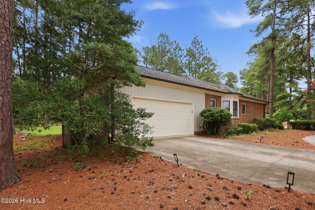 335 W Hedgelawn Way, Southern Pines, NC 28387