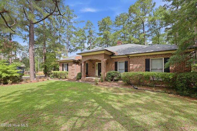 335 W Hedgelawn Way, Southern Pines, NC 28387