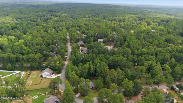 335 W Hedgelawn Way, Southern Pines, NC 28387