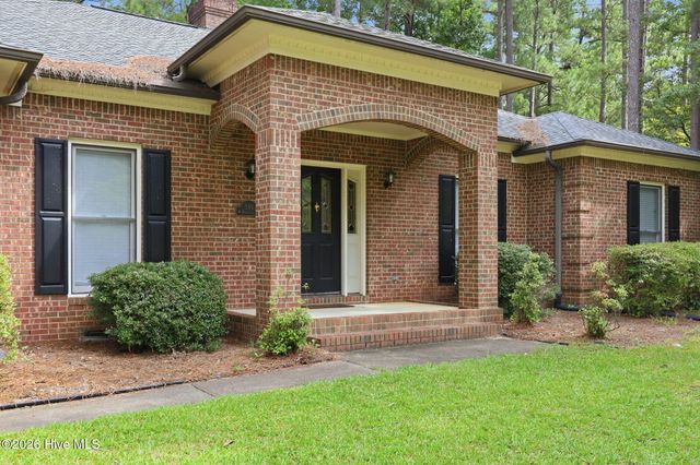 335 W Hedgelawn Way, Southern Pines, NC 28387