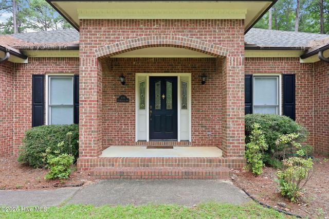 335 W Hedgelawn Way, Southern Pines, NC 28387