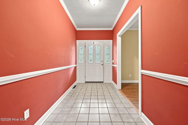 335 W Hedgelawn Way, Southern Pines, NC 28387