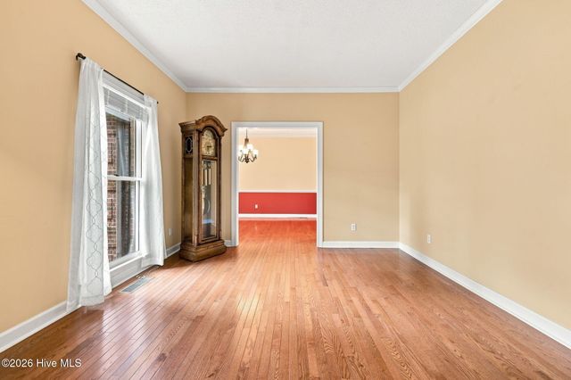 335 W Hedgelawn Way, Southern Pines, NC 28387