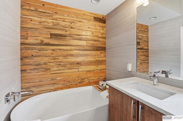 21839 Hillandale Road, Omaha, NE 68022