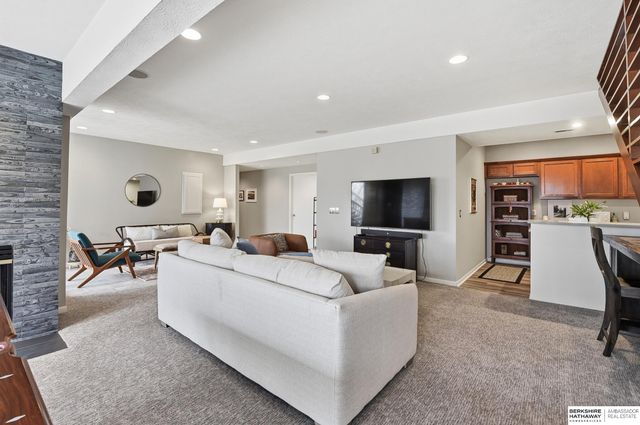 21839 Hillandale Road, Omaha, NE 68022