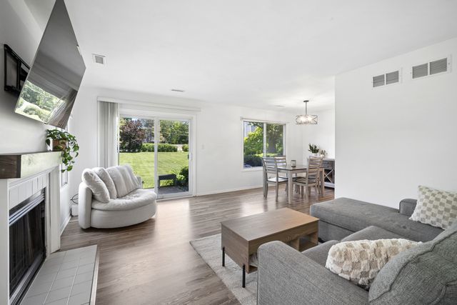 1321 Barclay Lane, Deerfield, IL 60015