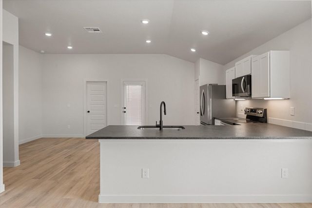 2426 Aberdeen Avenue, Wolfforth, TX 79382