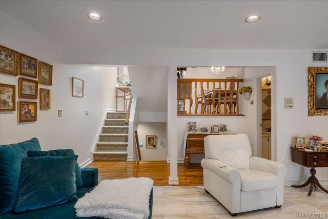 9 Eastern Drive, New Hyde Park, NY 11040