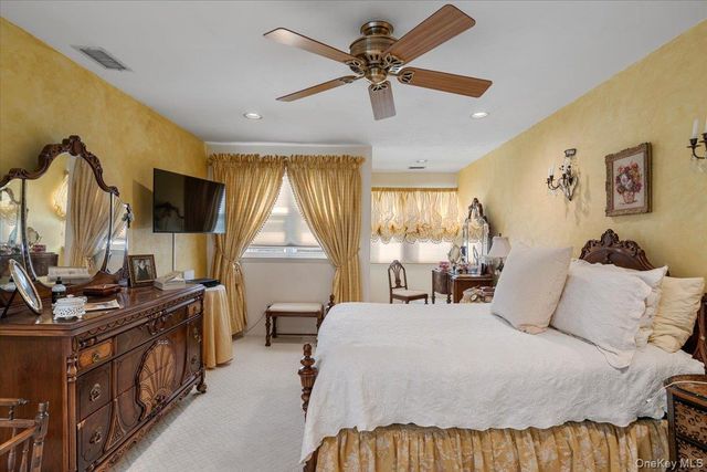 9 Eastern Drive, New Hyde Park, NY 11040