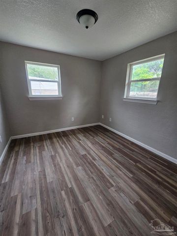 27 Feldor Dr, Pensacola, FL 32506