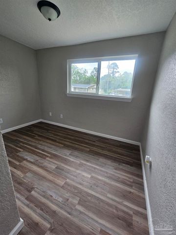 27 Feldor Dr, Pensacola, FL 32506