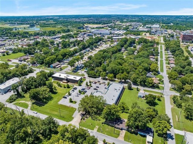 1006 S Main Street, Bentonville, AR 72712