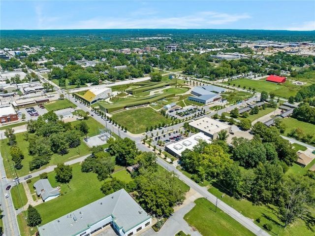 1006 S Main Street, Bentonville, AR 72712