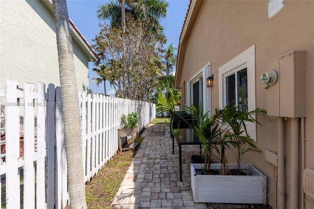 1171 Laguna Springs Dr, Weston, FL 33326