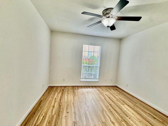 1880 White Oak Drive 107, Houston, TX 77009