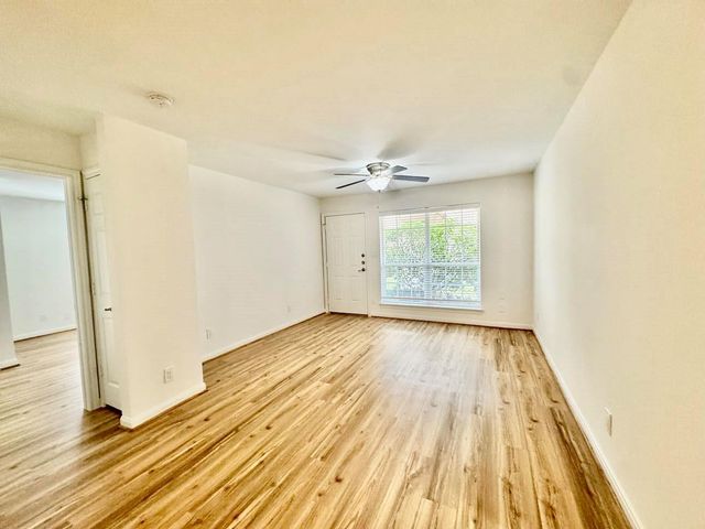 1880 White Oak Drive 107, Houston, TX 77009